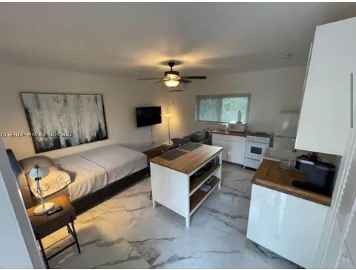 Move In Ready!! What a wonderful Studio Apartment, location, and views! This Studio Apartment is located in the historic Sailboat Bend is walking distance to your favorite destinations in Downtown Las Olas, and it offers plenty of great walking views with lots of restaurants and scenery. A 5-minute walk to Himmarshee and Las Olas. Also, A 10 Minute Walk to the bright-line and Bus Station. The Unit comes with a Washer and Drye on site. Overall, it's a cute studio in a safe neighborhood located East of 95