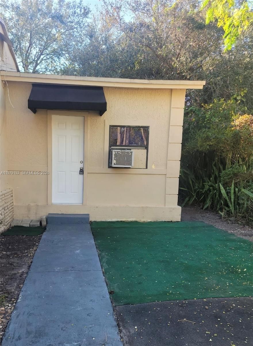 Efficiency Studio available for rent in the Miami area, has full bathroom with closet, No Kitchen, Comes with Fridge, freshly painted, nice private entry area and parking. 1 working adult.