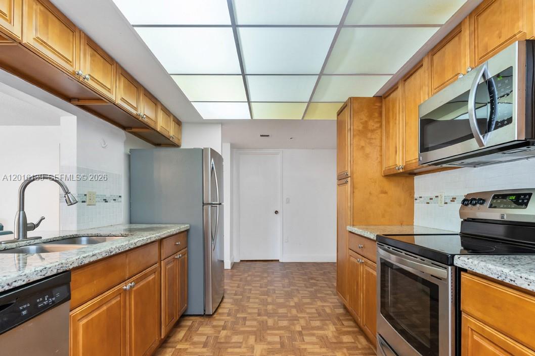 LAVERS RESORT & RACQUET - Residential Lease