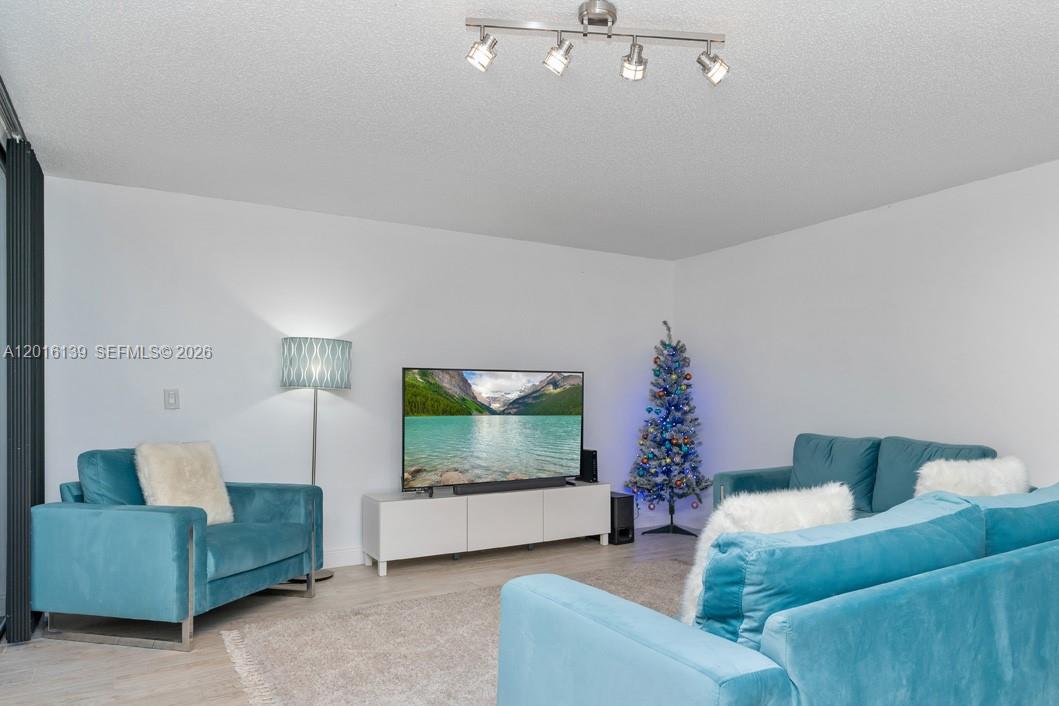 LAVERS RESORT & RACQUET - Residential Lease
