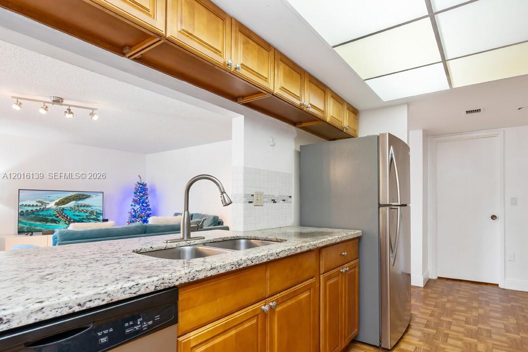 LAVERS RESORT & RACQUET - Residential Lease
