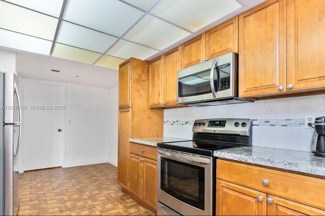 LAVERS RESORT & RACQUET - Residential Lease