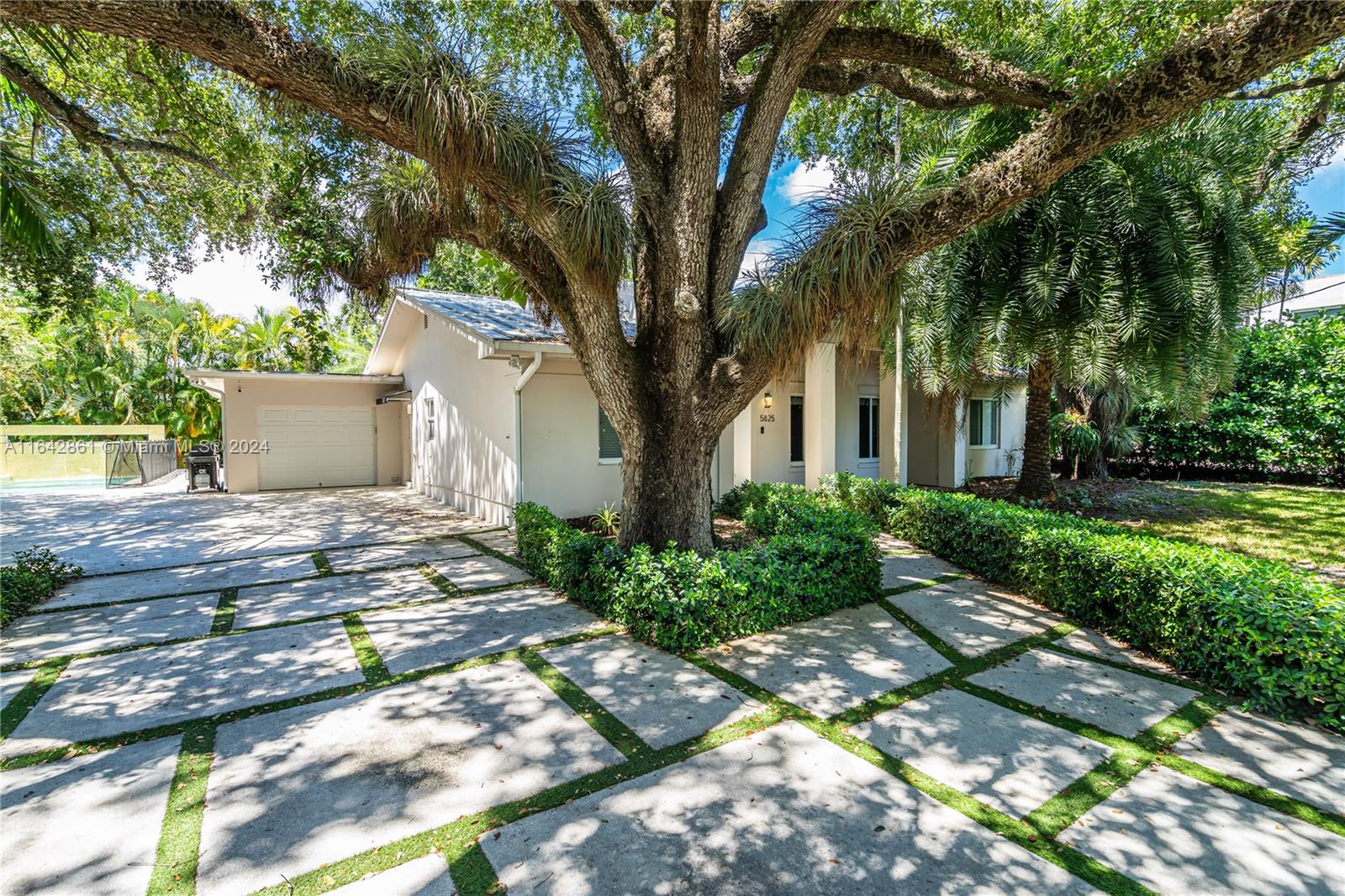 Photo 4 of 39 of 5825 SW 27th St house