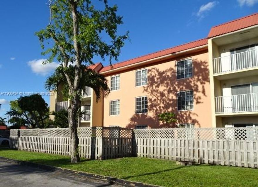 Beautiful remodeled apartment in Doral Gardens II. 2 Bedrooms/2 Bathrooms. Centrally located in the heart of Doral. New bathrooms, nice kitchen, wood vinyl waterproof floor throughout the unit, walk-in closet in master
bedroom. No washer/dryer inside the unit but laundry room super close in the same floor next to the unit. Close to shopping centers, restaurants and major highways. Community offers great amenities, plenty of parking, swimming pool and beautiful landscaping. Association approval required. Ready to move in!!! This will not last! Location, Location!!!