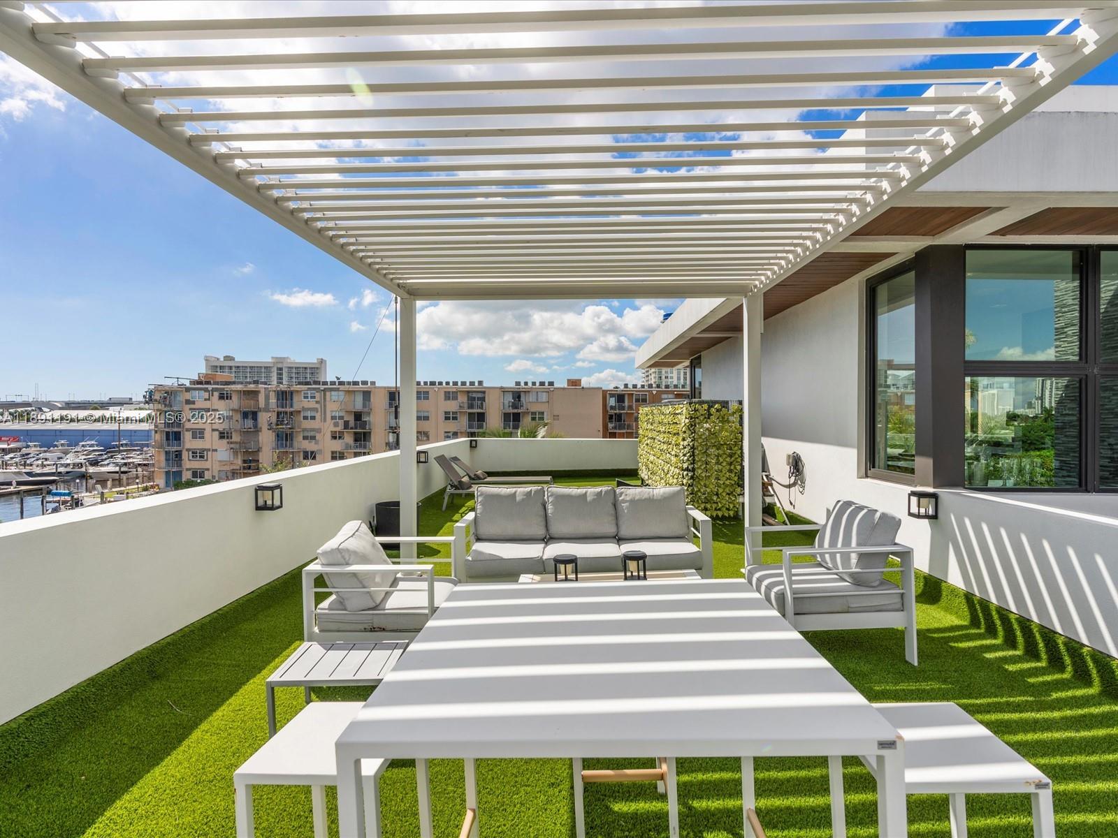 LAUDERDALE HARBORS SECTIO - Residential