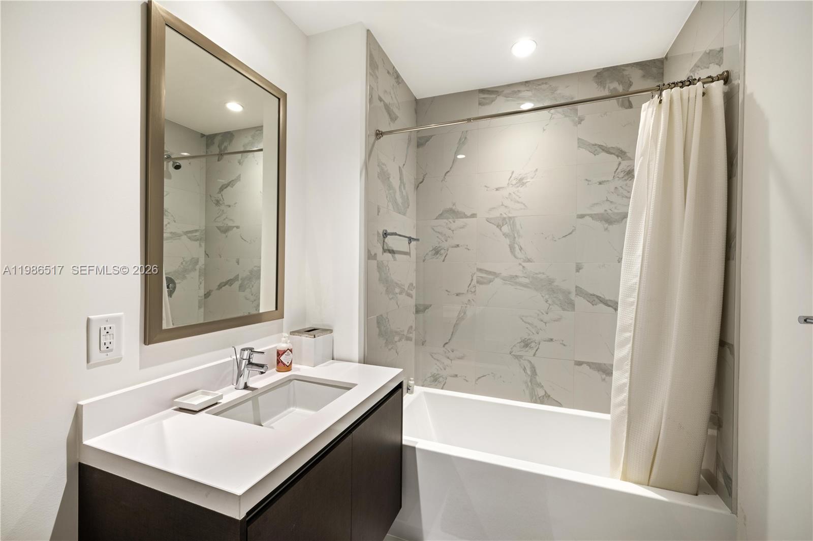 PARAMOUNT MIAMI WORLDCENT - Residential Lease