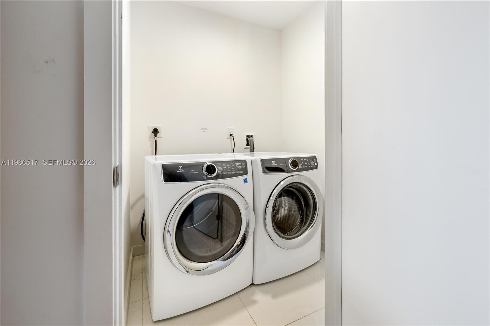 PARAMOUNT MIAMI WORLDCENT - Residential Lease