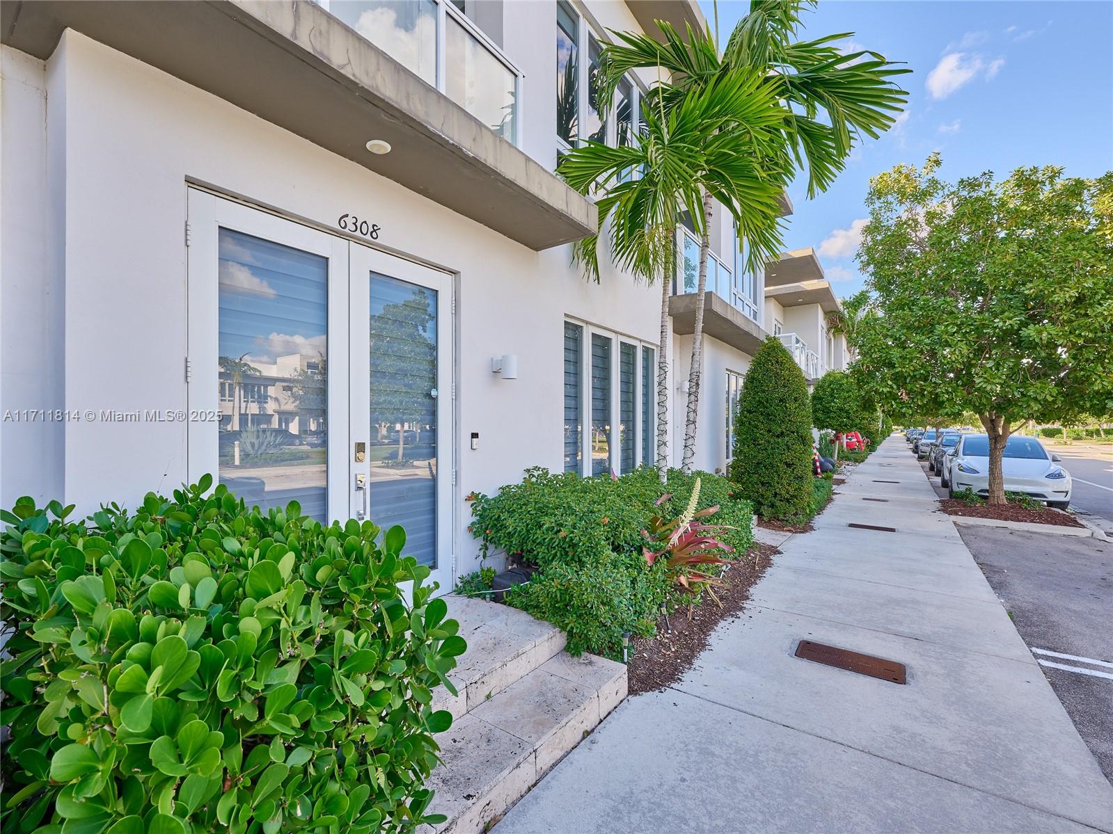 Property for Sale at 6308 Nw 104th Path 6308, Doral, Miami-Dade County, Florida - Bedrooms: 3 
Bathrooms: 4  - $920,000