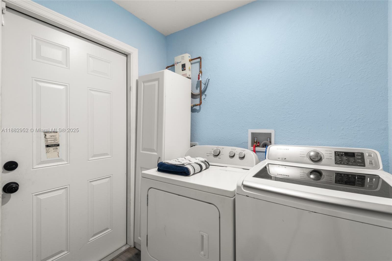 CRESCENT HEIGHTS - Residential Lease