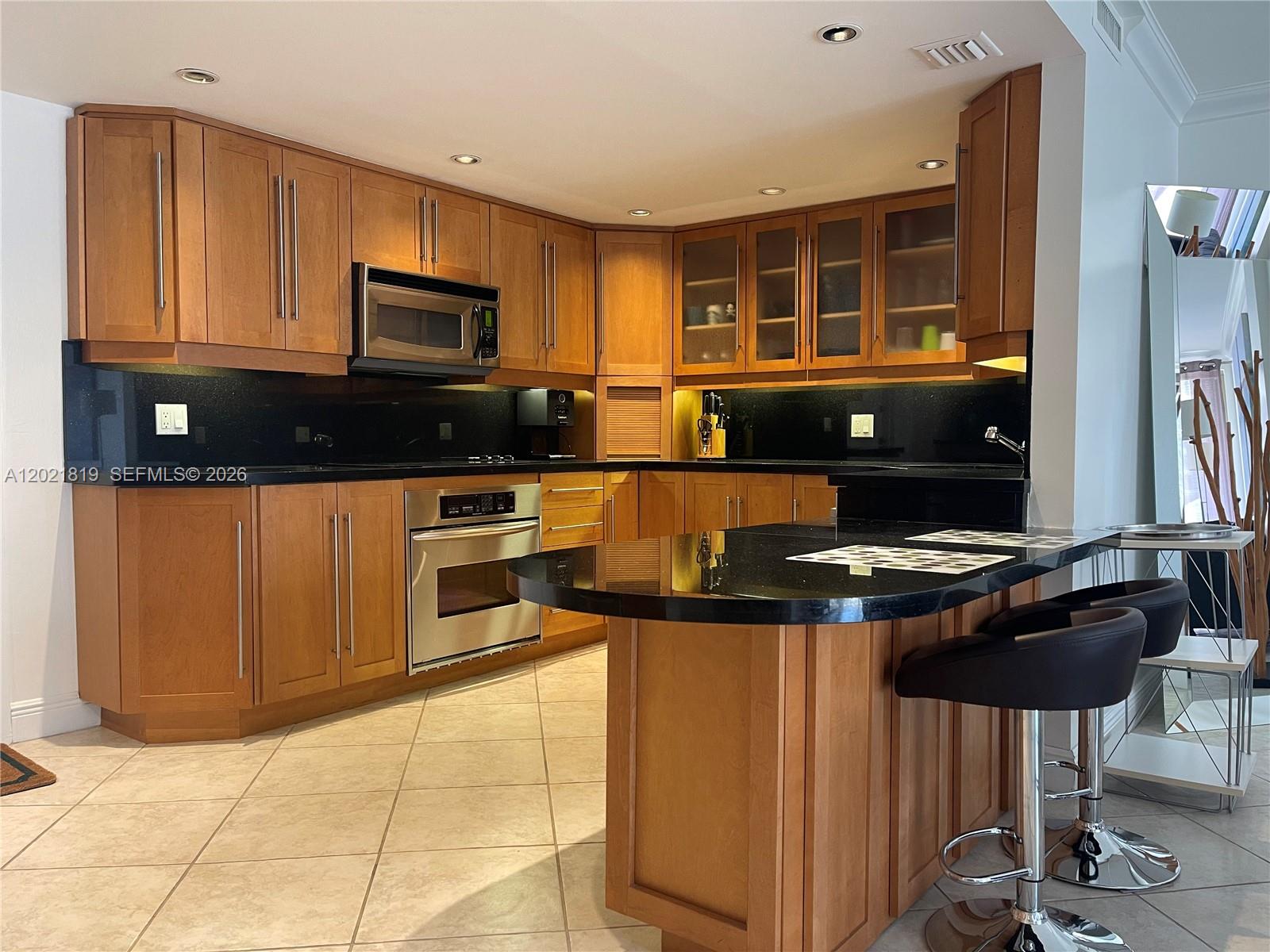 COMMODORE CLUB SOUTH COND - Residential