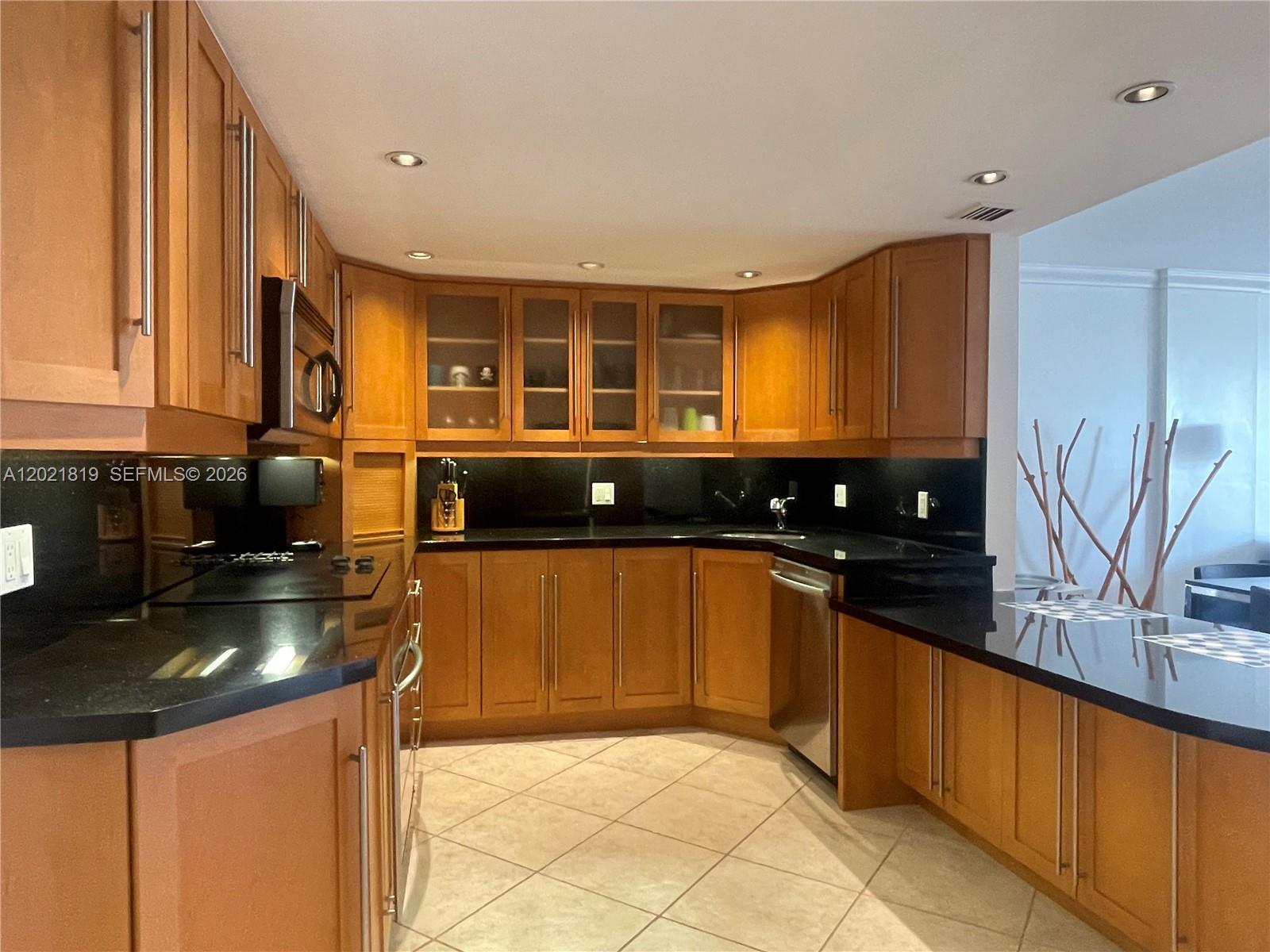 COMMODORE CLUB SOUTH COND - Residential