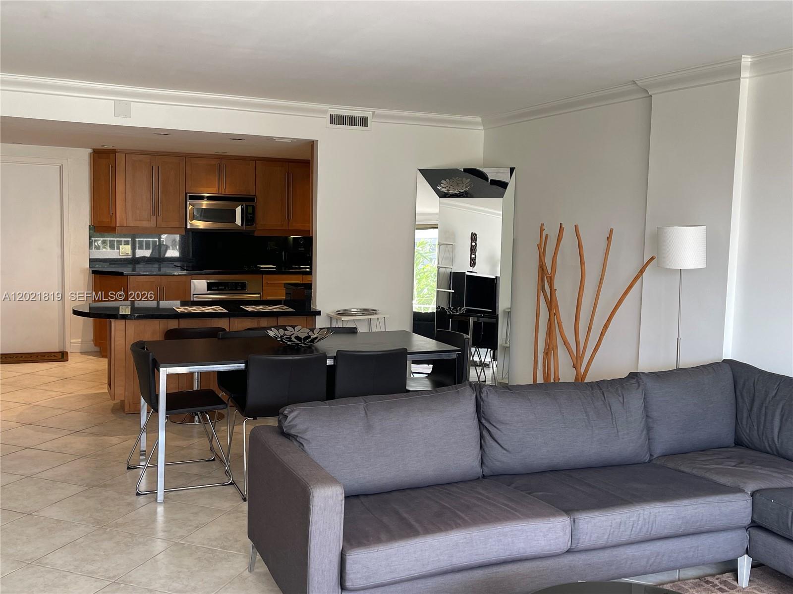 COMMODORE CLUB SOUTH COND - Residential