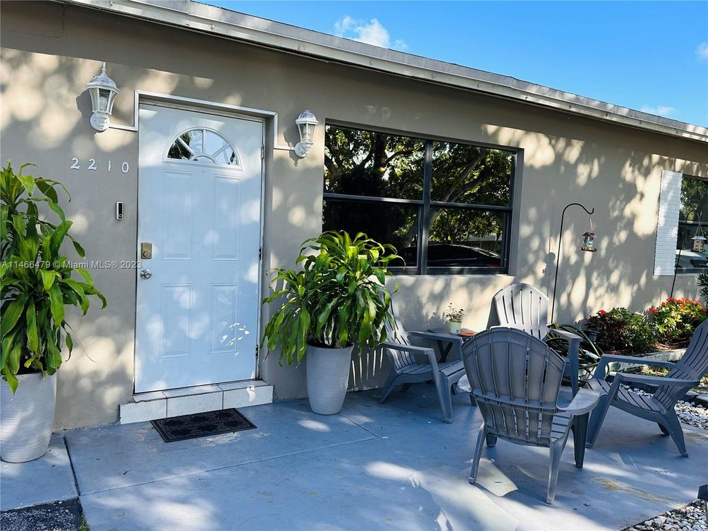 Photo of 2210 SW 44th Ter, Fort Lauderdale, FL 33317 (MLS # A11466479)