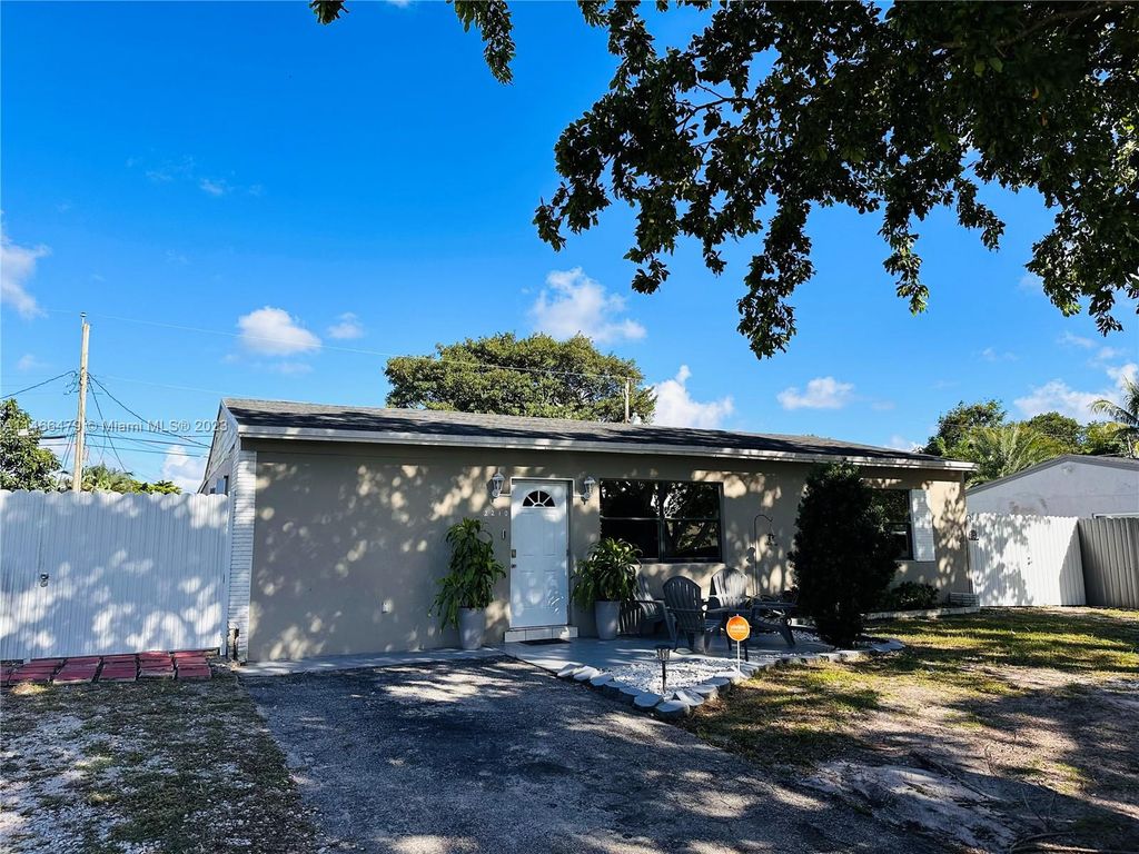 Photo of 2210 SW 44th Ter, Fort Lauderdale, FL 33317 (MLS # A11466479)
