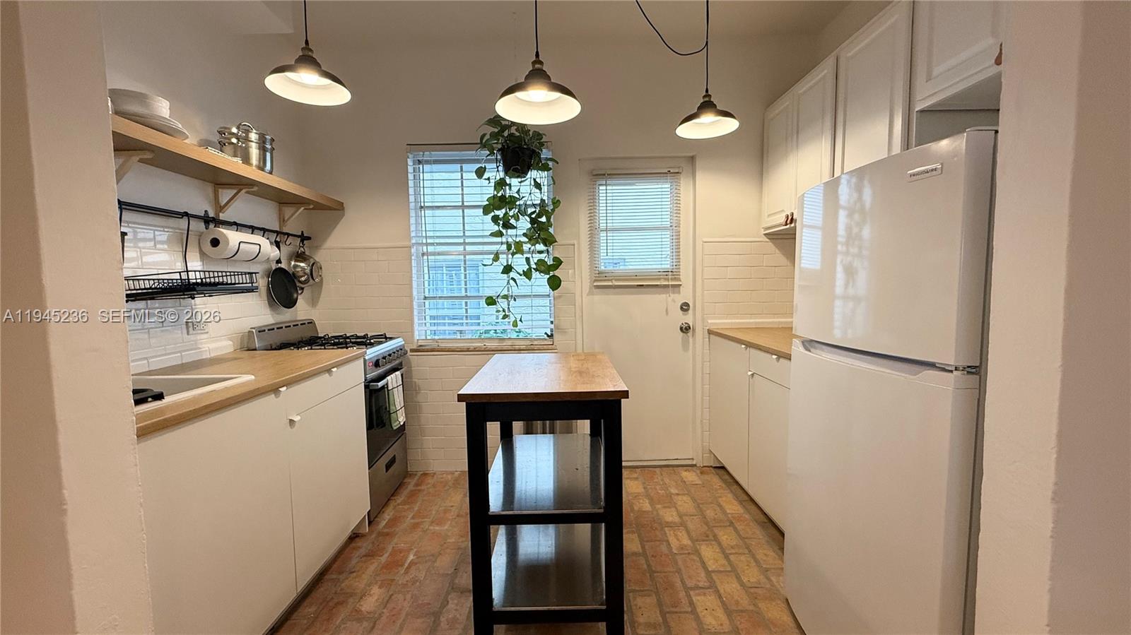 THE VINTAGE EAST CONDO - Residential