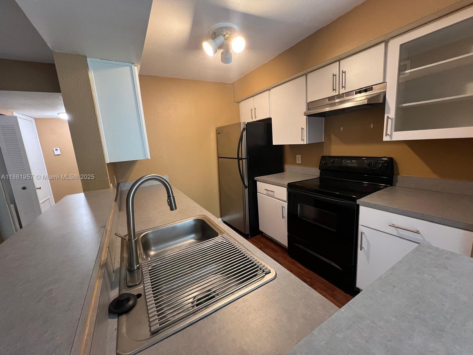 Charming 1-Bedroom in Gated Community with Resort-Style Amenities
Lovely 1BR/1BA condo on the 2nd floor featuring tile floors throughout and in-unit washer & dryer. Enjoy a gated community with full amenities, including tennis courts, pool, gym, and spa. WATER AND SEWER NOT included in the rent. One pet allowed (no aggressive breeds) with a $250 non-refundable pet fee. HOA approval requires credit over 600 and typically takes 3 weeks or less. Move-in with first month, last month, and one month security deposit.