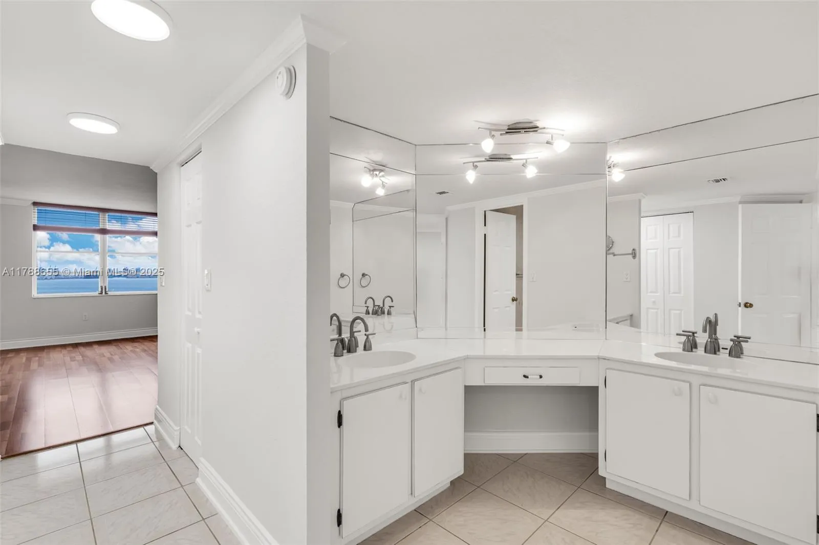 Miami, Florida 33129, United States, 2 Bedrooms Bedrooms, ,2 BathroomsBathrooms,Residential,Active,113808