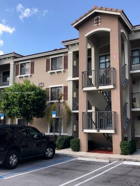 Beautiful 2/2 in Lakes by the bay, supermarkets, parks and malls are minutes away. Minutes away from Black point Marina.