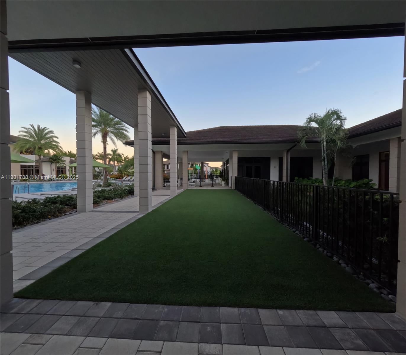 DOWNTOWN DORAL SOUTH PHAS - Residential