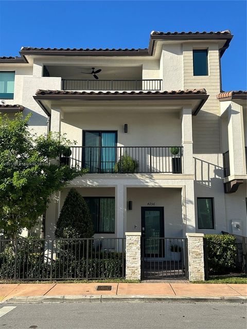 Photo of 4256 NW 83rd Ave, Doral, FL 33166 (MLS # A11901788) Photo of 4256 NW 83rd Ave, Doral, FL 33166 (MLS # A11901788)