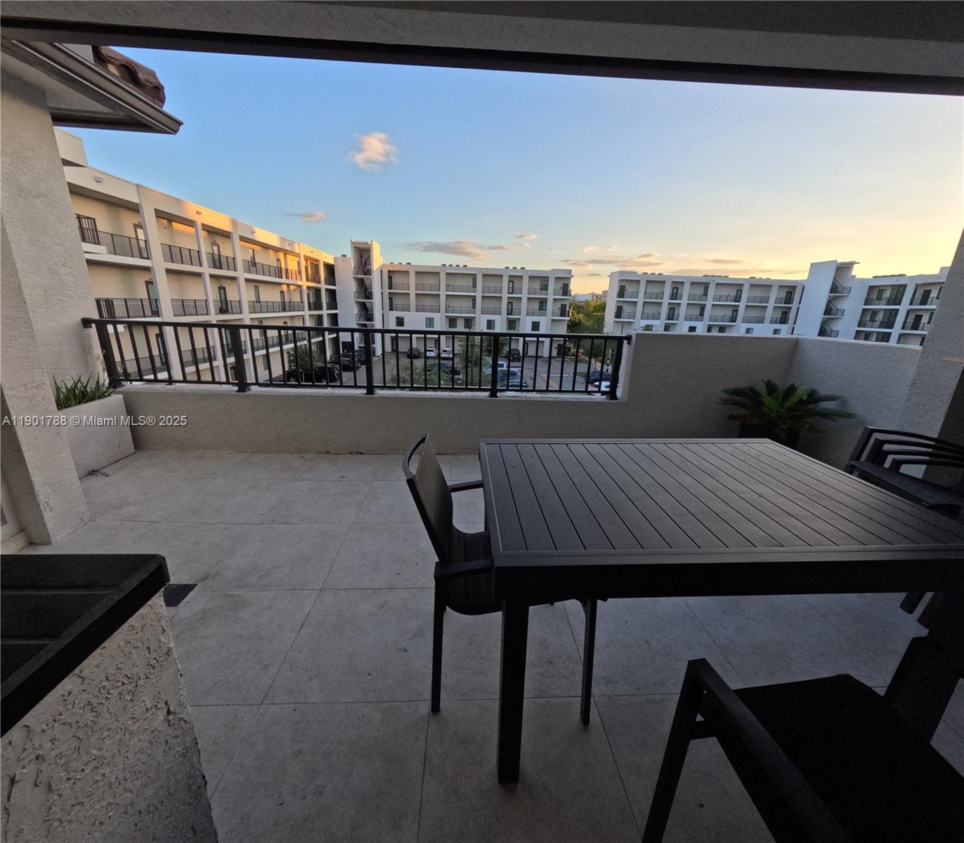 DOWNTOWN DORAL SOUTH PHAS - Residential