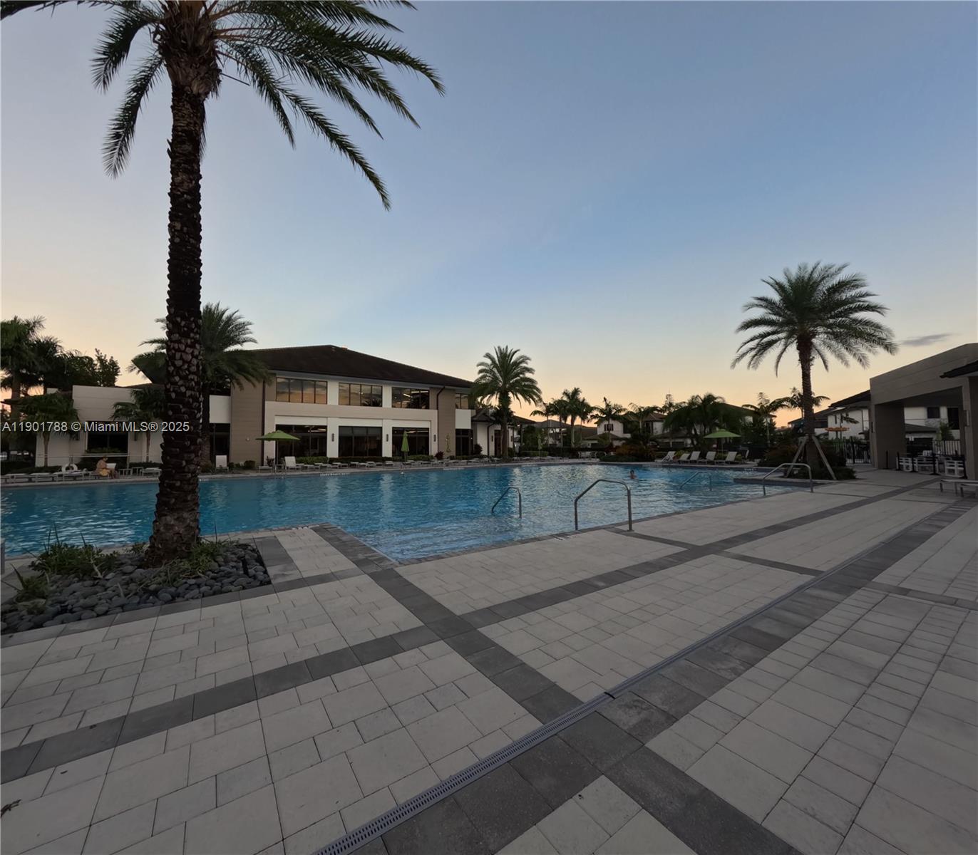 DOWNTOWN DORAL SOUTH PHAS - Residential
