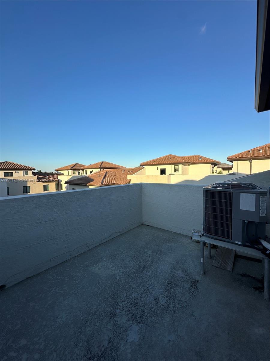 DOWNTOWN DORAL SOUTH PHAS - Residential