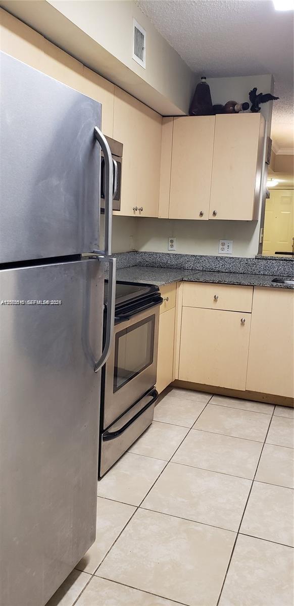 2496 Centergate Dr 101