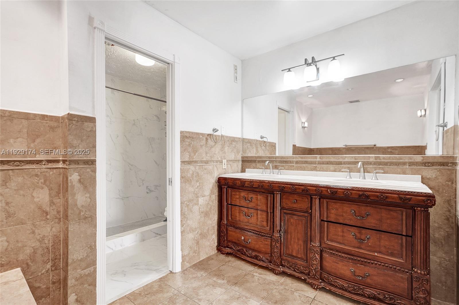 SKY LAKE VILLAS 1ST ADDN - Residential