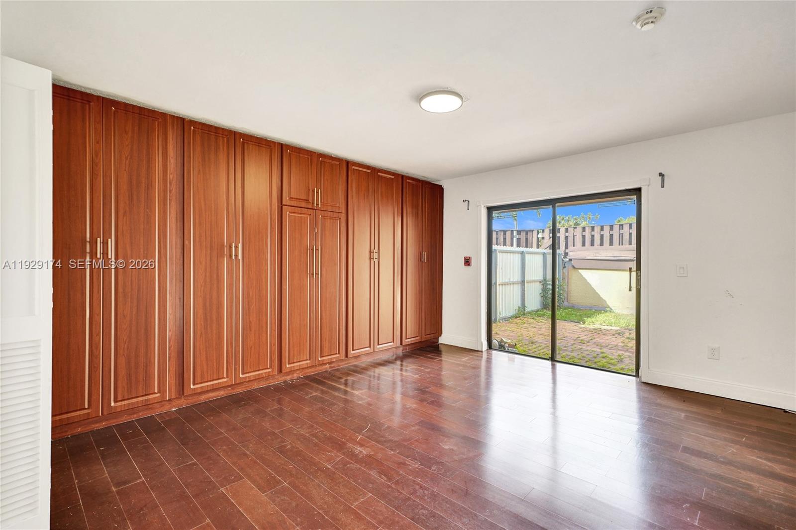 SKY LAKE VILLAS 1ST ADDN - Residential