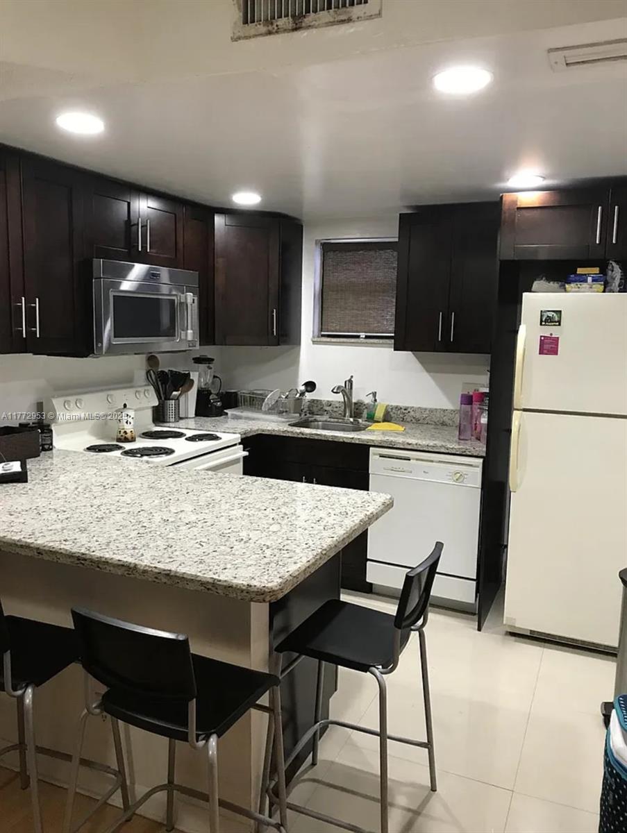 Rental Property at 8290 Lake Dr 224, Doral, Miami-Dade County, Florida - Bedrooms: 1 
Bathrooms: 1  - $1,950 MO.