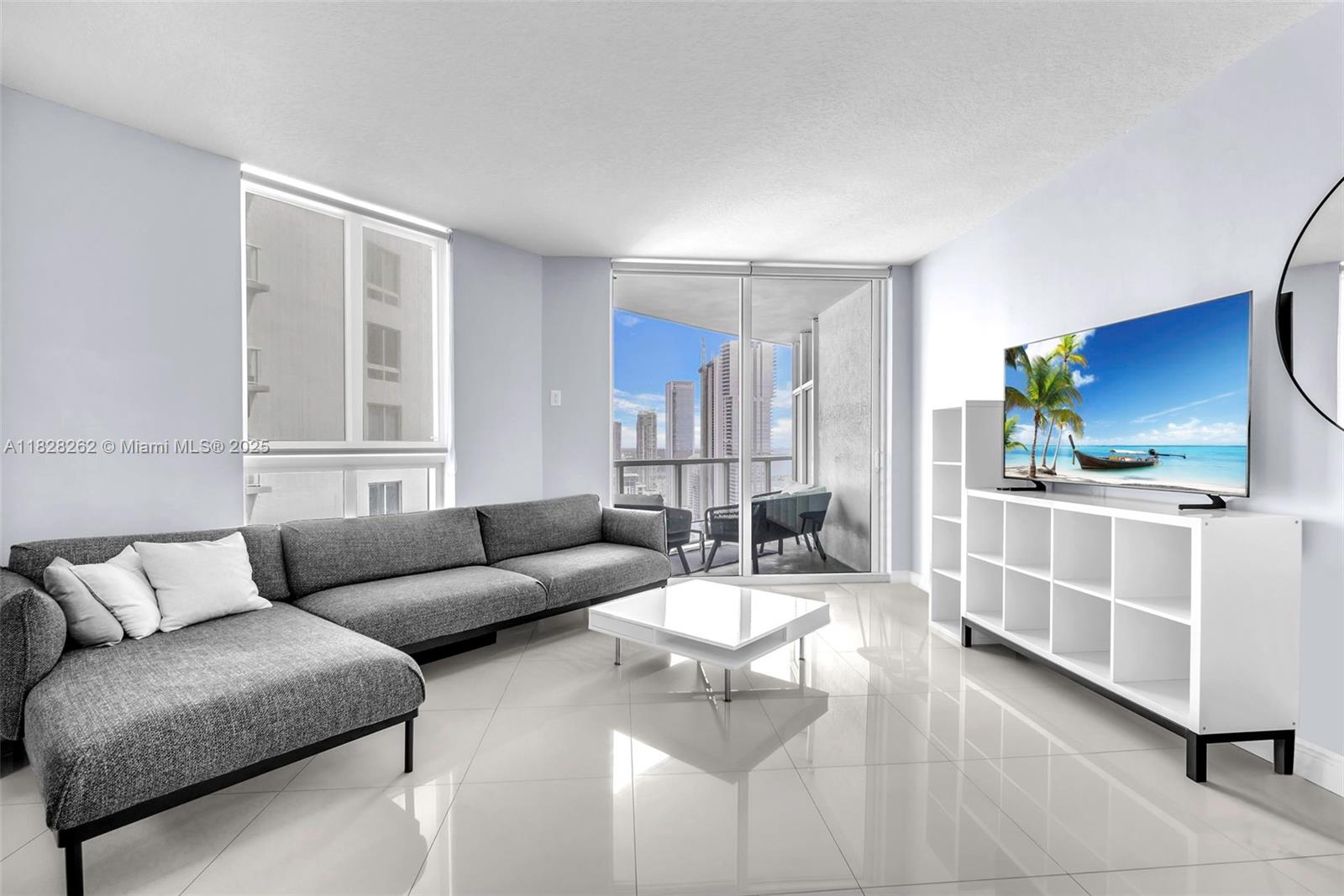 Beautifully updated and fully furnished 1 bed, 1 bath at Quantum on the Bay. Enjoy top amenities: 2 heated pools, 2-story gym, theater, business center, party room, billiards, sauna, jacuzzi, valet, concierge, and 24-hour security. Prime location next to Margaret Pace Park, close to Downtown, Wynwood, Design District, Brickell & the Beach. Quick access to I-95.
Available for seasonal and annual rent.