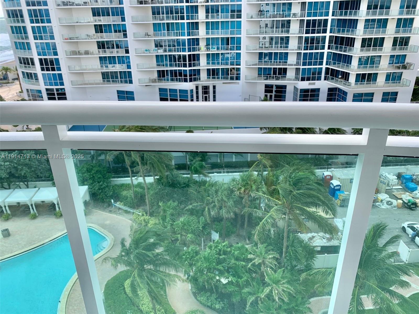 RESIDENCES ON HOLLYWOOD B - Residential Lease