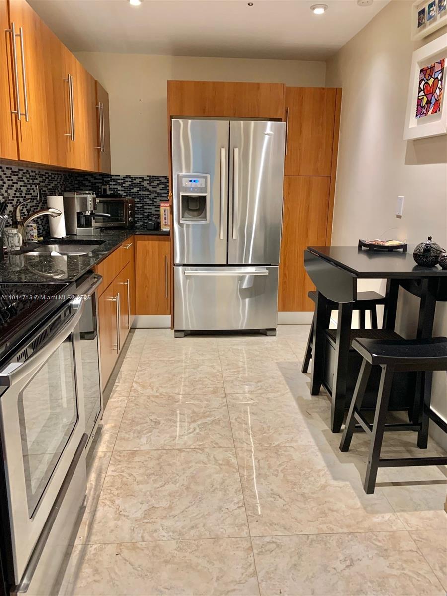 RESIDENCES ON HOLLYWOOD B - Residential Lease