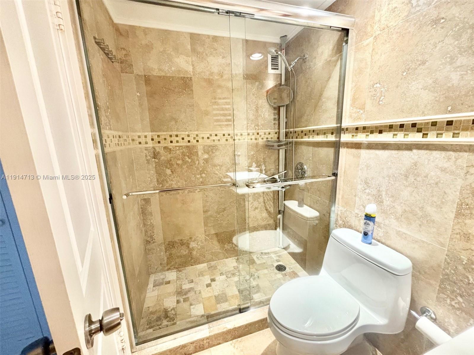 RESIDENCES ON HOLLYWOOD B - Residential Lease