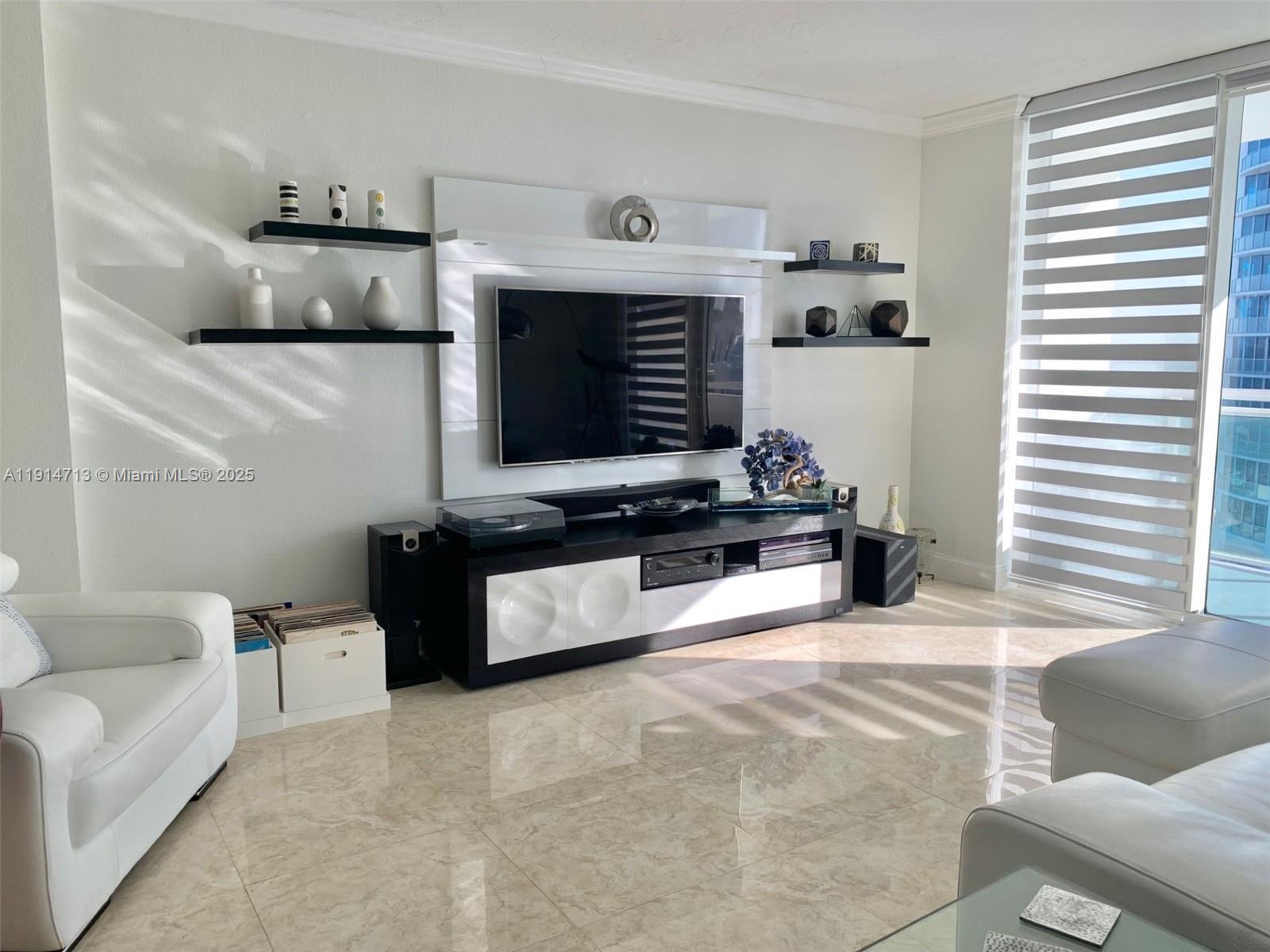 RESIDENCES ON HOLLYWOOD B - Residential Lease