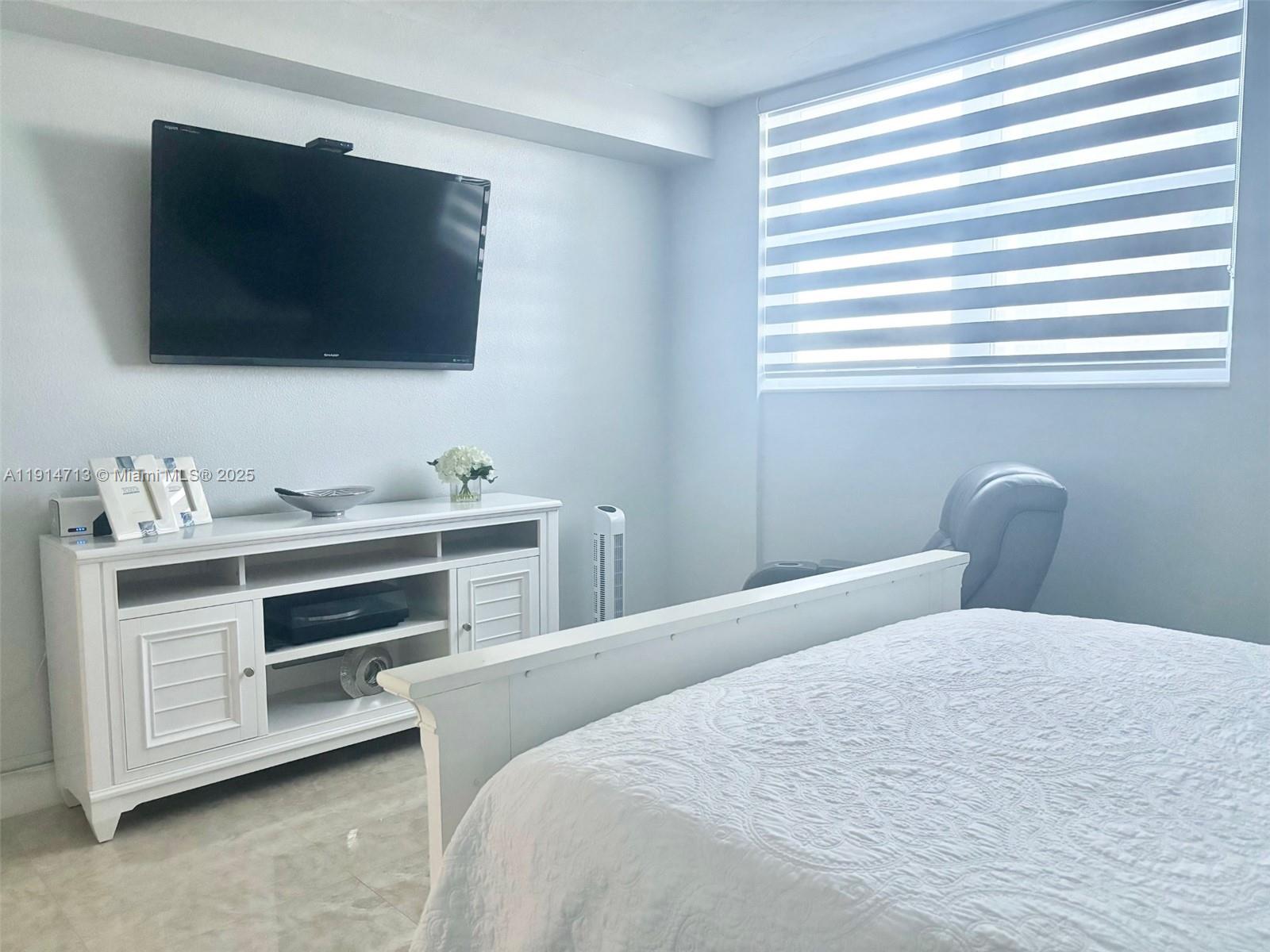 RESIDENCES ON HOLLYWOOD B - Residential Lease