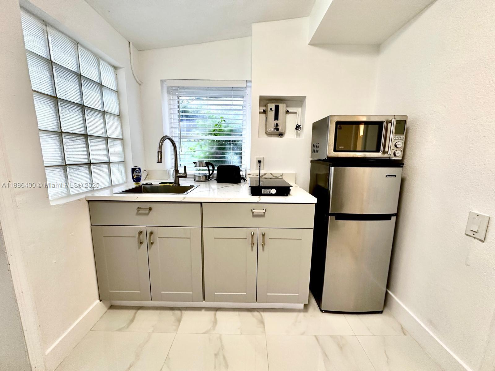 HOLLYWOOD - Residential Lease