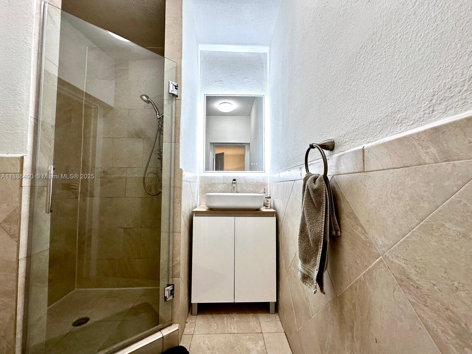 HOLLYWOOD - Residential Lease