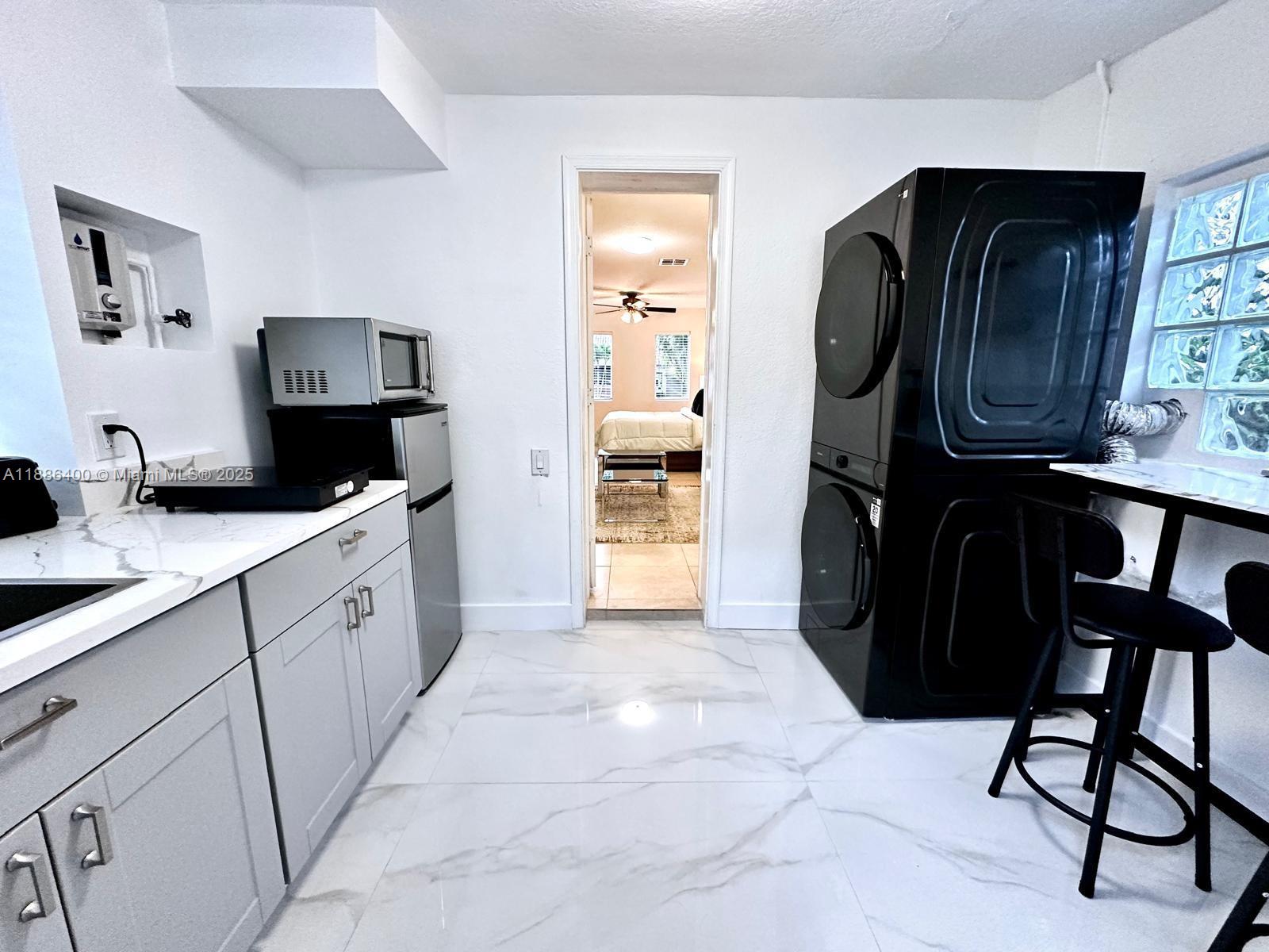 HOLLYWOOD - Residential Lease