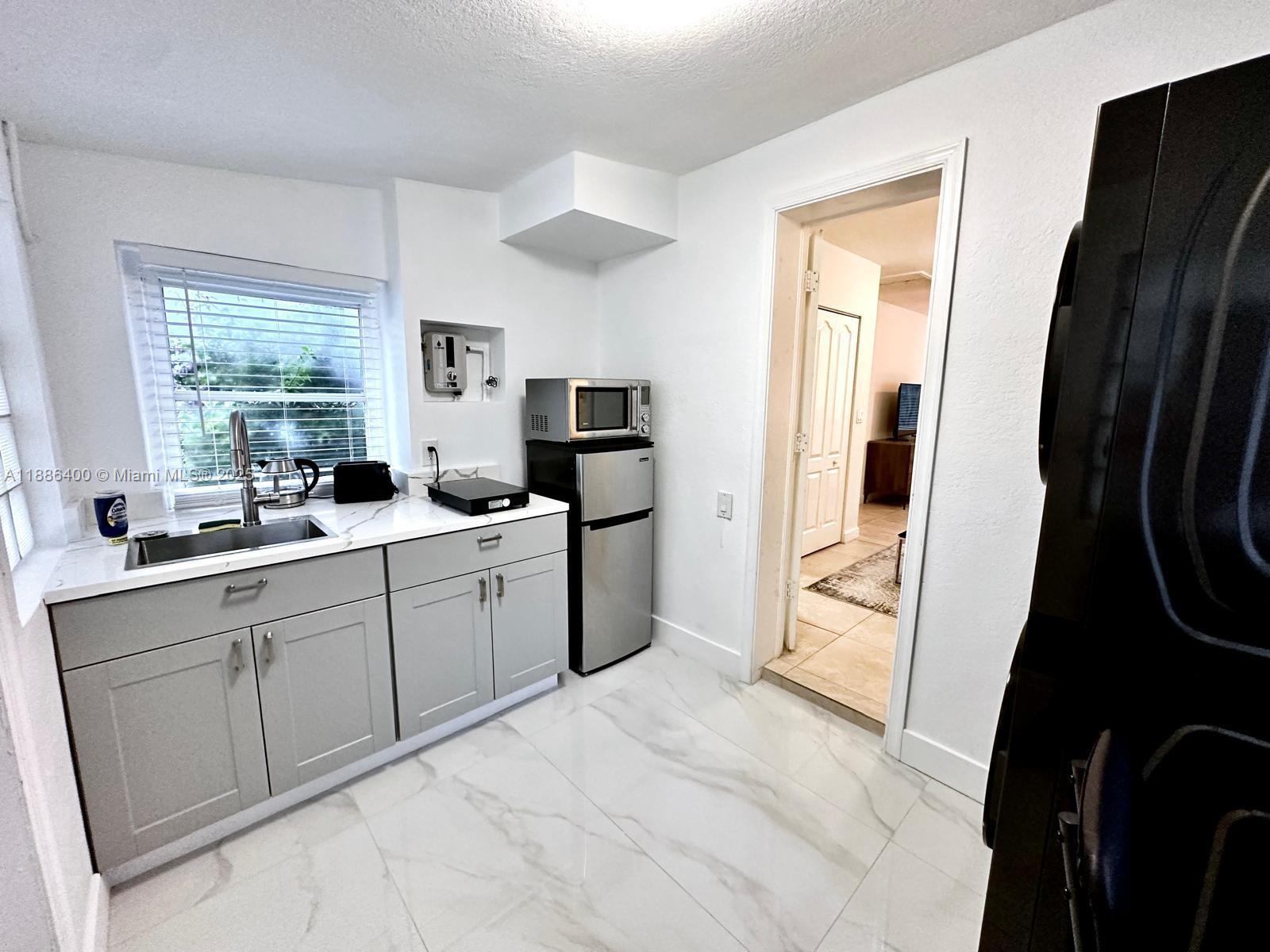 HOLLYWOOD - Residential Lease