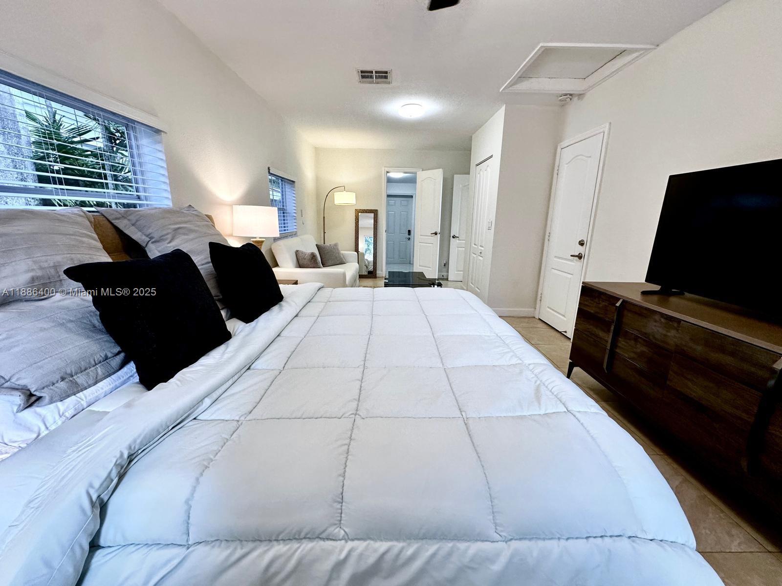 HOLLYWOOD - Residential Lease