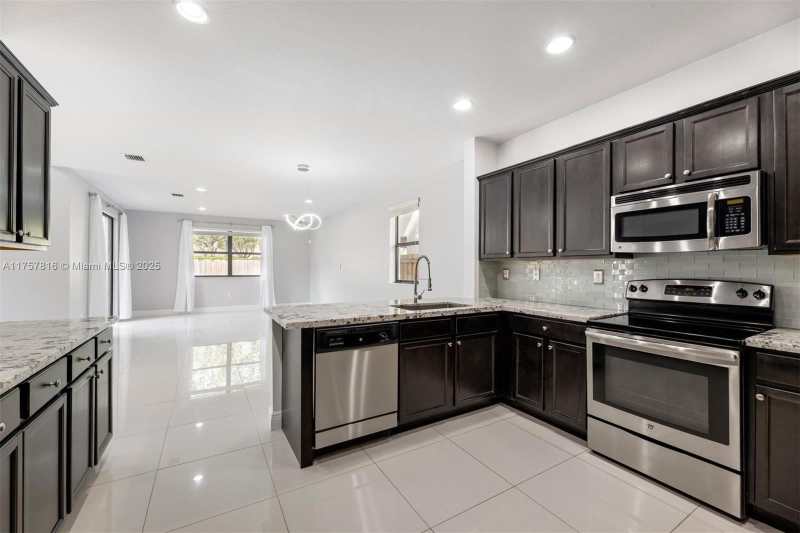 Property for Sale at 602 Se 33rd Ter, Homestead, Miami-Dade County, Florida - Bedrooms: 3 
Bathrooms: 3  - $500,000