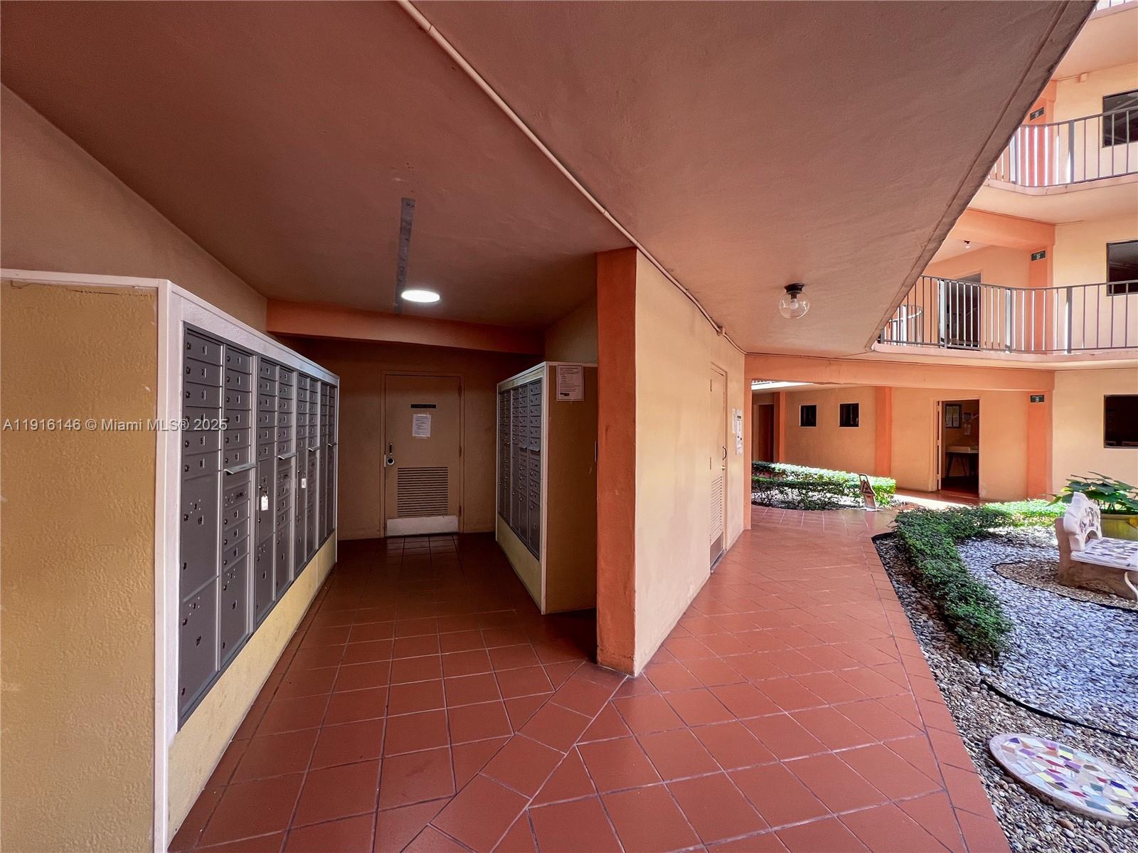 HORIZONS WEST CONDO #5 - Residential