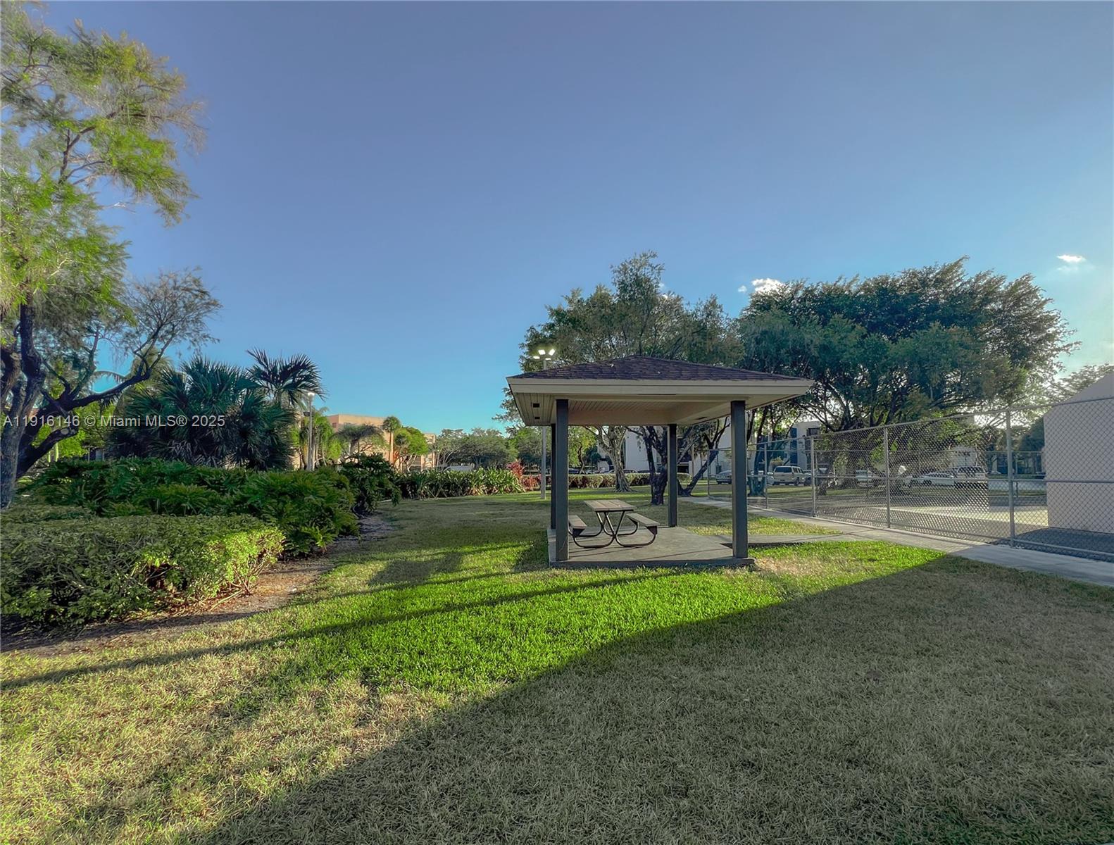 HORIZONS WEST CONDO #5 - Residential