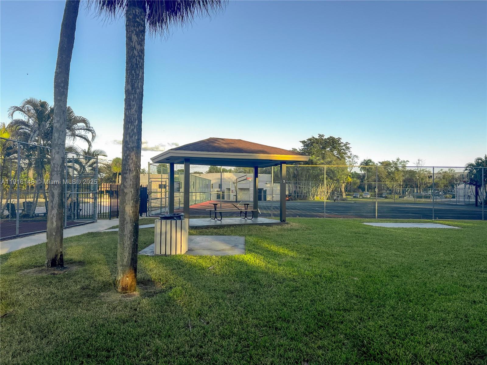 HORIZONS WEST CONDO #5 - Residential