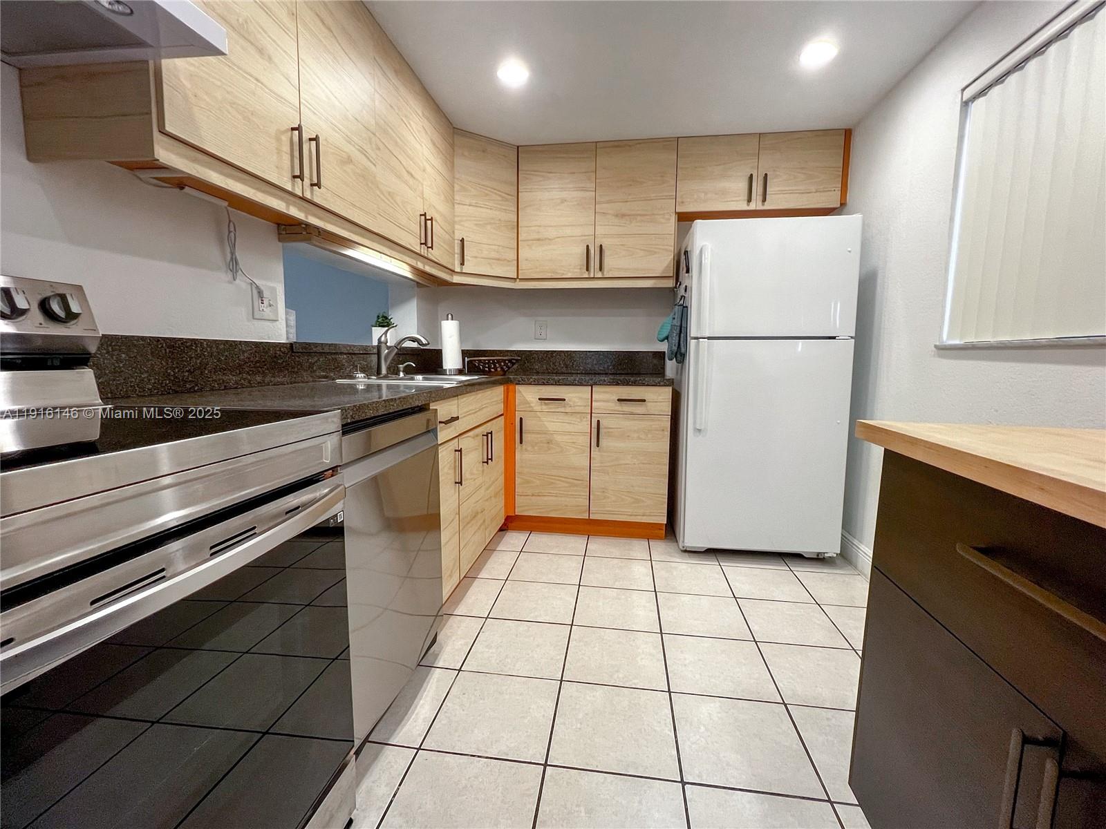 HORIZONS WEST CONDO #5 - Residential