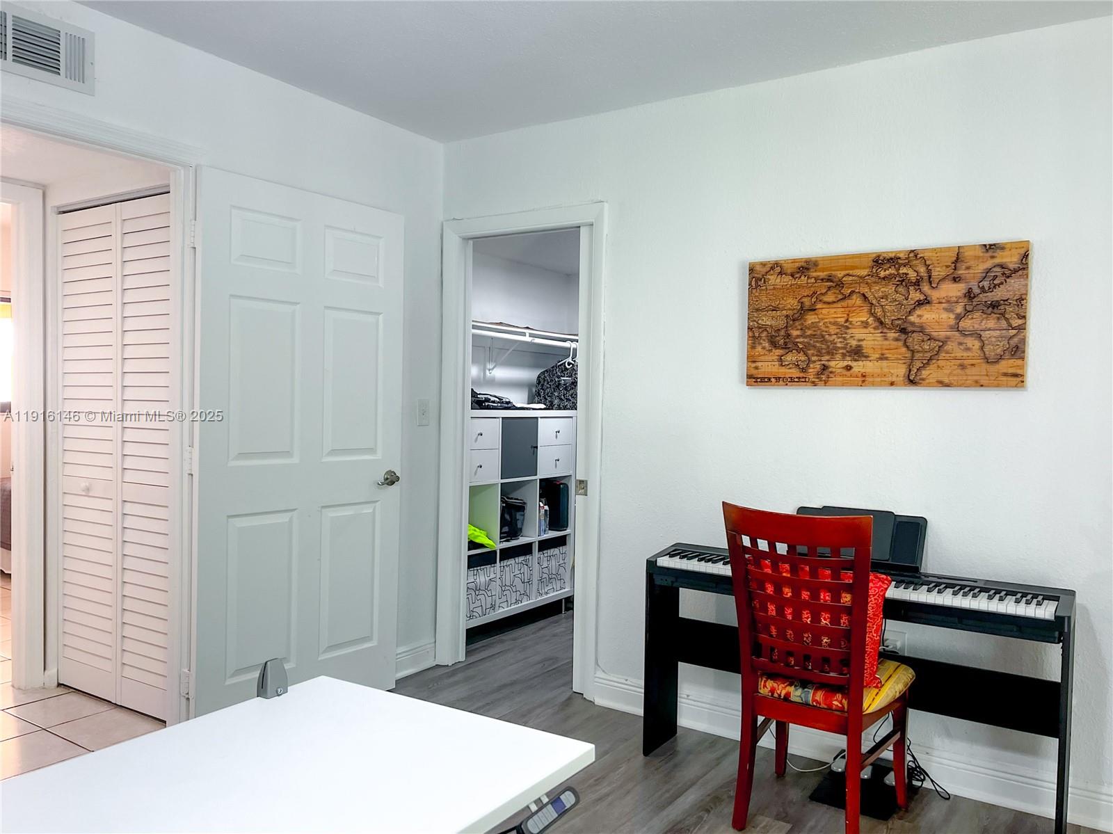 HORIZONS WEST CONDO #5 - Residential