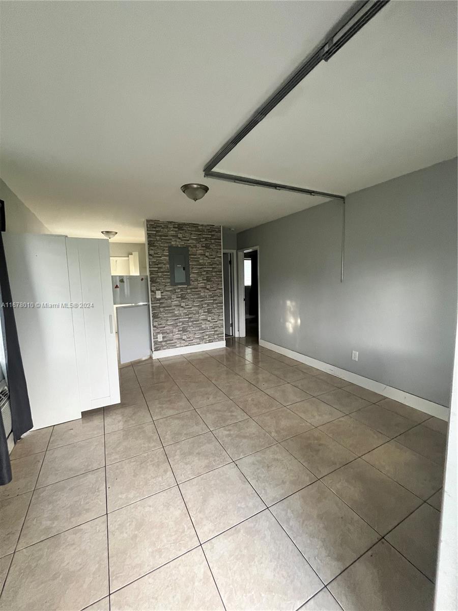 Rental Property at 401 Nw 43rd Ct 9, Oakland Park, Miami-Dade County, Florida - Bedrooms: 1 
Bathrooms: 1  - $1,500 MO.