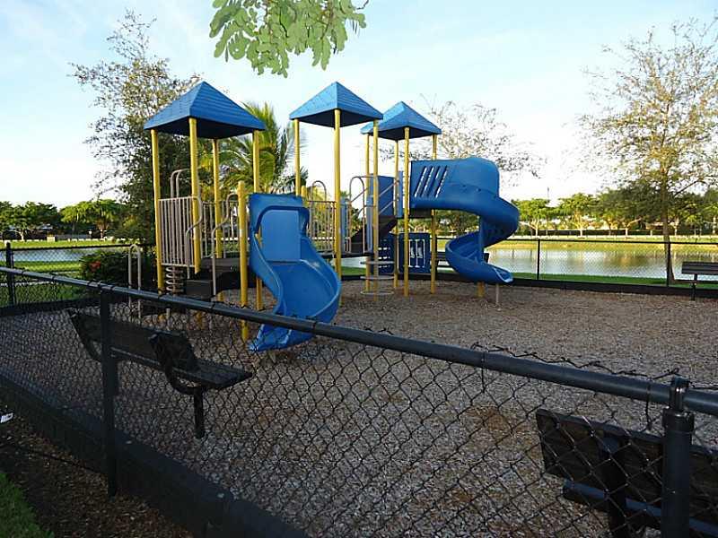 THE COURTS AT BAYSHORE II - Residential Lease